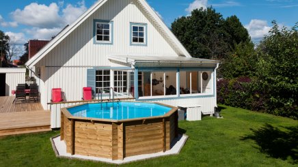 Familypool 500 rund ovan jord på tomten